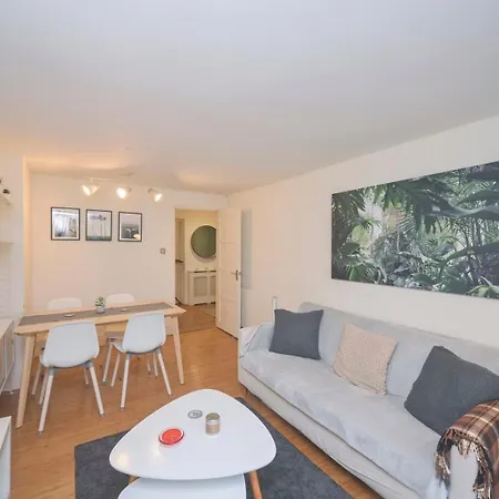 Modern 1Bd Basement Flat Near Victoria Park London Apartment
